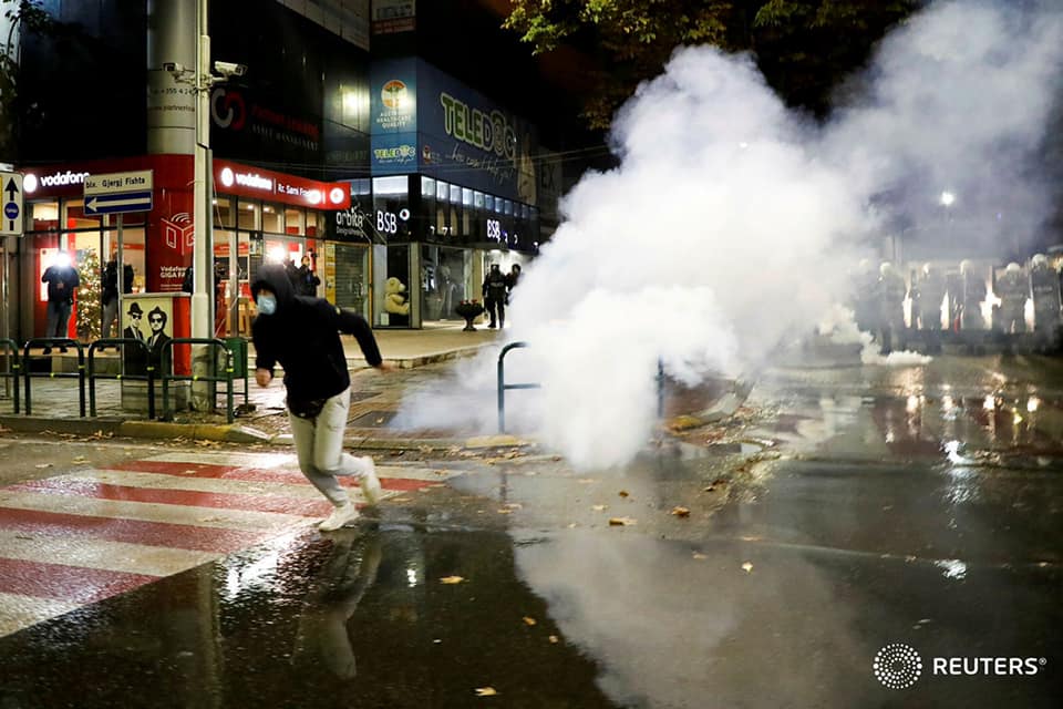 Nga thyerjet dhe djegiet tek gazi lotsjellës dhe shoqërimet, çfarë nuk u pa në kamera gjatë protestës 6 131052817 10158818364885883 633187031941348720 n