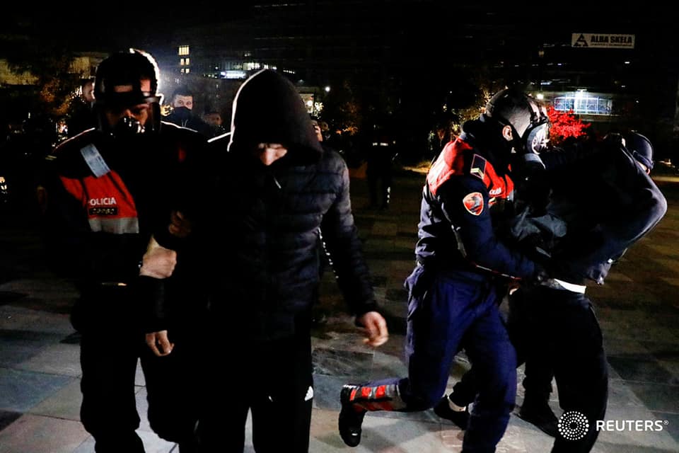 Nga thyerjet dhe djegiet tek gazi lotsjellës dhe shoqërimet, çfarë nuk u pa në kamera gjatë protestës 7 131071652 10158818365135883 8261696871989757858 n
