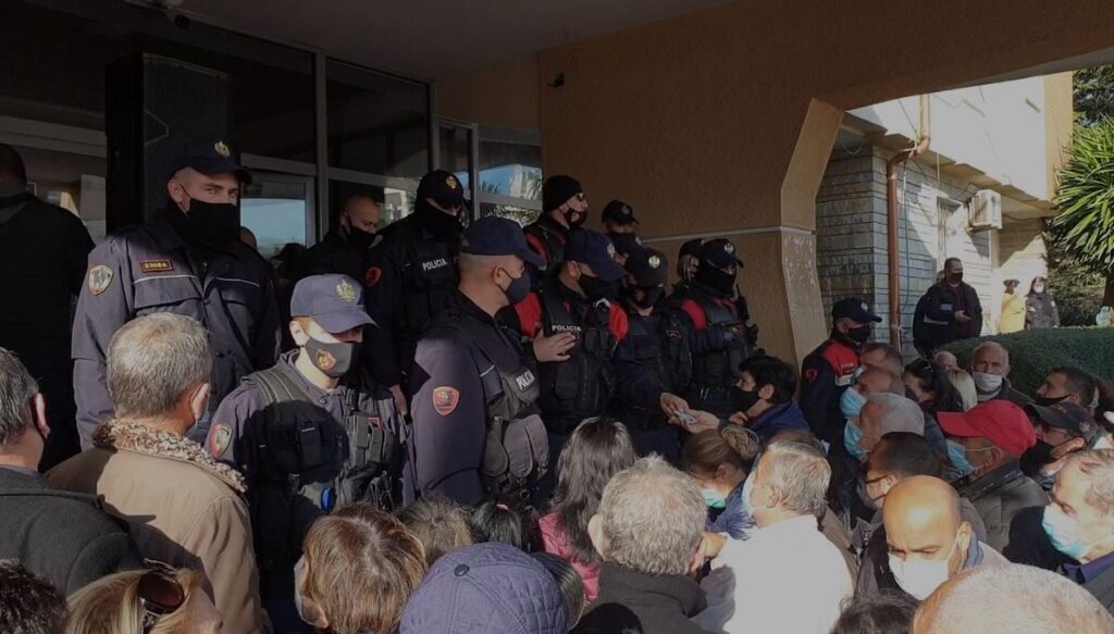 Durrsakët presin në shkallët e prefekturës për lekët e tërmetit, harrohet distanca 1B5260BD 2ADA 4B2A A67B A6C936B37E2E