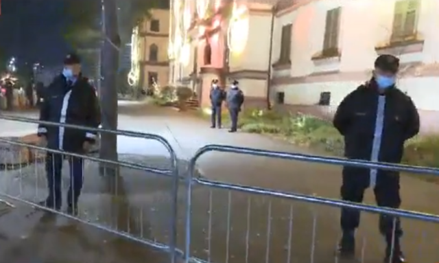 FNSH rrethon Ministrinë e Brendshme, efektivët gardh në pedonale, gati edhe autokolonat! 2 2 3