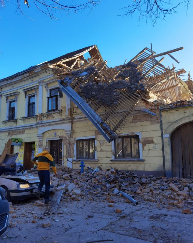 Humb jetën një fëmijë nga tërmeti i fuqishëm në Kroaci. Persona të lënduar dhe ndërtesa të shkatërruara 3 3 66