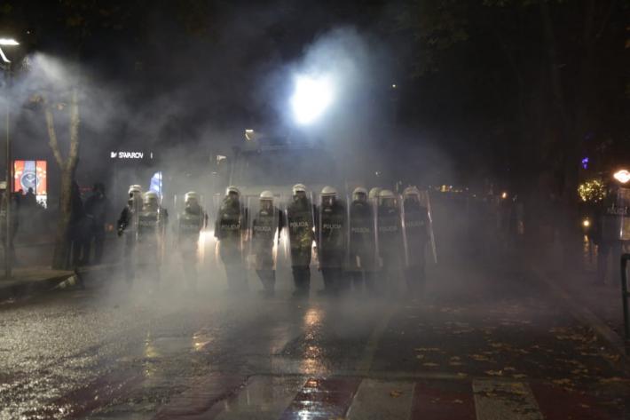 Nga thyerjet dhe djegiet tek gazi lotsjellës dhe shoqërimet, çfarë nuk u pa në kamera gjatë protestës 8 3 8