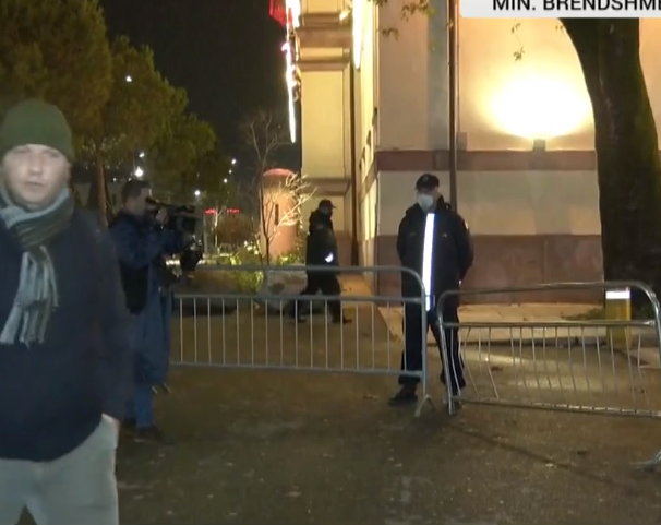 FNSH rrethon Ministrinë e Brendshme, efektivët gardh në pedonale, gati edhe autokolonat! 3 3