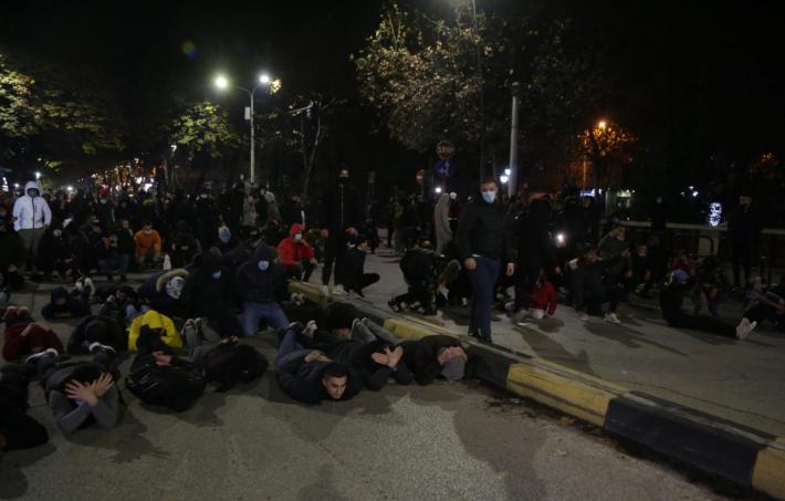 Nga thyerjet dhe djegiet tek gazi lotsjellës dhe shoqërimet, çfarë nuk u pa në kamera gjatë protestës 10 5 4