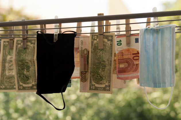 Si po pastrohen paratë në epokën e Covid-19 5fca135e210000250273e275