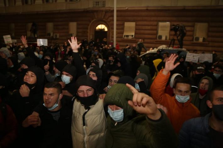 Nga thyerjet dhe djegiet tek gazi lotsjellës dhe shoqërimet, çfarë nuk u pa në kamera gjatë protestës 11 6