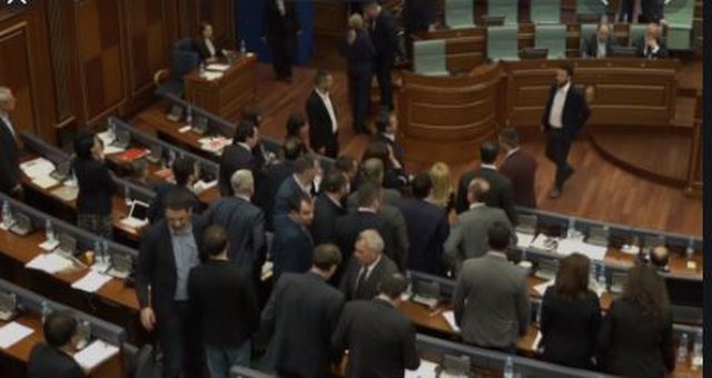 Ndërpritet seanca, nënkryetarja e Kuvendit lëshon alarmin: Në sallë ka deputetë që janë deklaruar pozitiv me COVID-19 640 0 5fca176547322