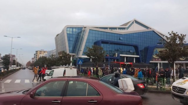 Shikoni çfarë po ndodh në Kamëz pak para nisjes së protestës për Klodian Rashën 640 0 5fd38c3f2aa00
