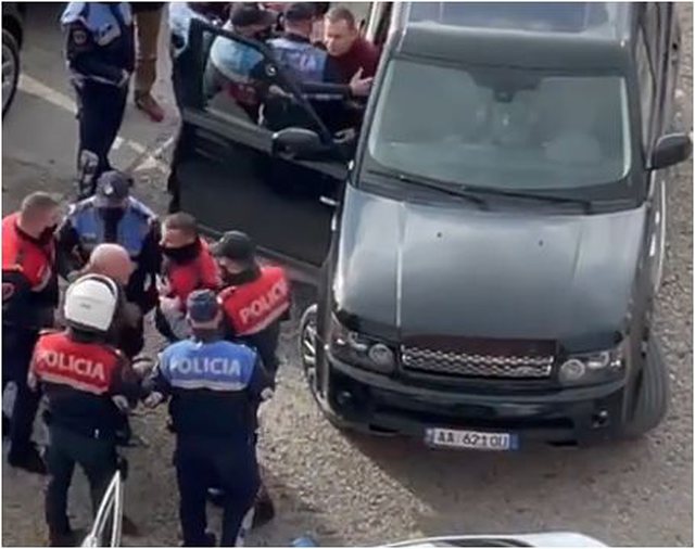 VIDEO/ Grushta me të birin nga Liqeni, shoqërohet në polici ish-gjyqtari i Gjykatës së Apelit Tiranë 640 0 5fe5fa0b88a79 1