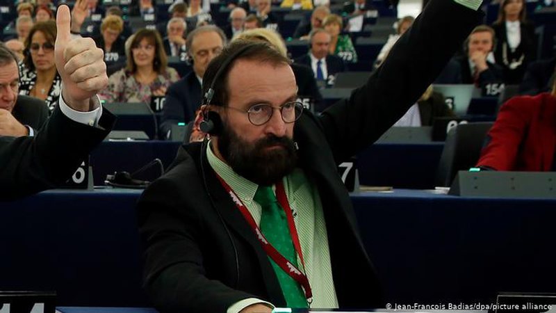 Skandali i madh seksual mes diplomatëve që çoi në dorëheqjen e deputetit të PE, afera hedh një dritë të re mbi… 800 0 014534f956f0d844e831bad4a8d34426