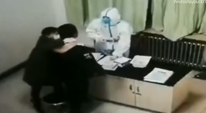 Po i bënte testin për COVID-19, burri godet infermieren dhe… (Video) 800 0 5fc63534d0bf5