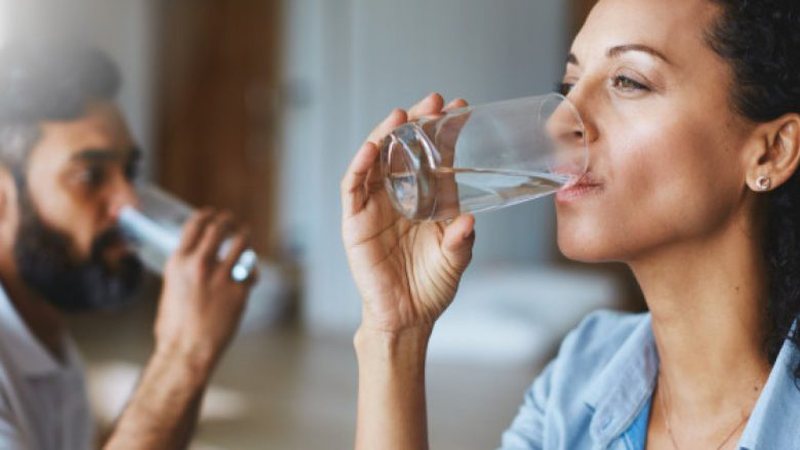 Çfarë uji të pimë në mëngjes? Habisin ekspertët me atë çfarë rekomandojnë 800 0 5fc6564f9e73c