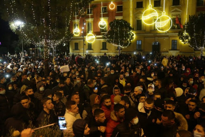 Protesta në Tiranë/ Policia arreston dy persona, nën hetim 18 të tjerë. Një nga pjesëmarrësit në protestë u kap me… 800 0 5fd5ed0e932e4