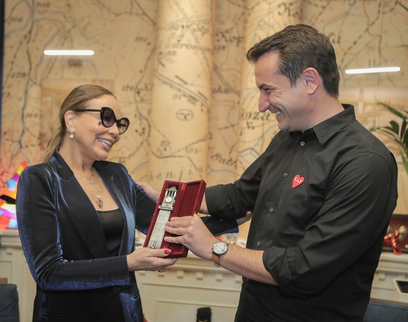 Ornella Mutit i dhurohet “Kulla e Sahatit”, aktorja ikonë e kinemasë italiane tregon përshtypjet mbi Tiranën 800 0 9838f05ed9f20e1185dc162616efb967
