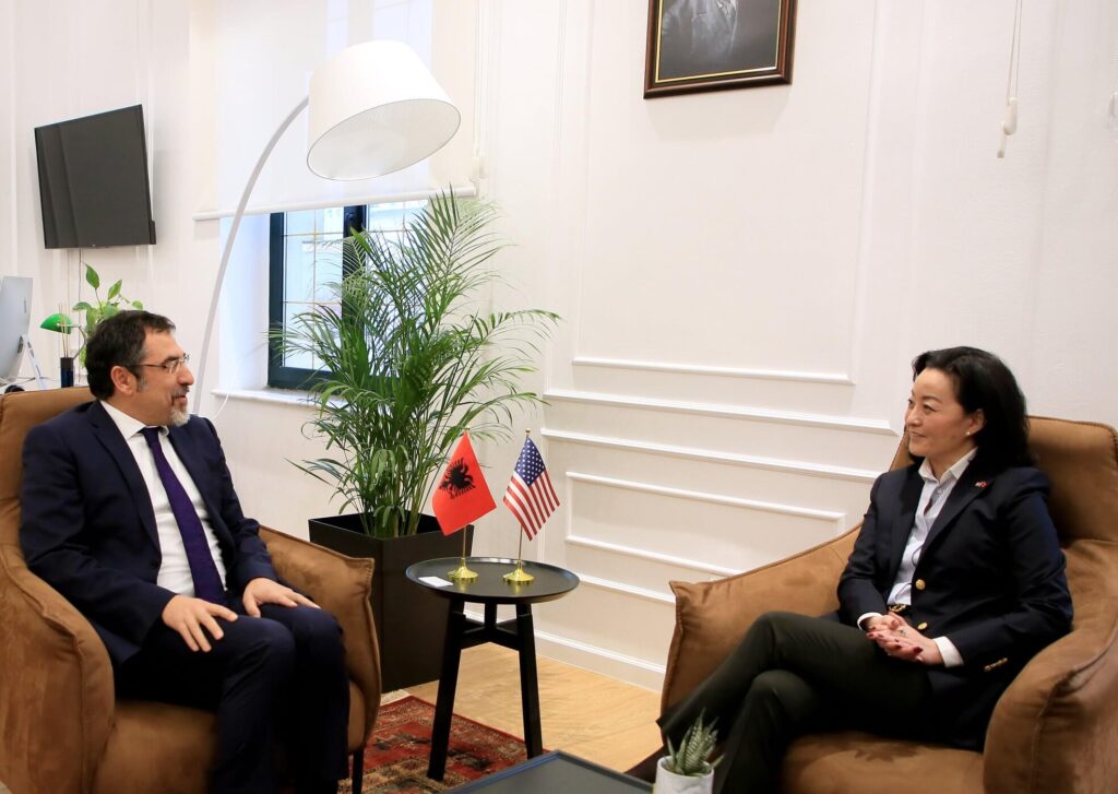 Ambasadorja Kim takon ministrin Çuçi: Duhet respektuar e drejta e protestës paqësore, ramë dakord për… 86387882 10157071538865838 681374893400391680 o
