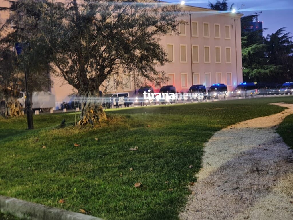Protesta në orën 18:00, rrethohet Kryeministria (Fotot) 8f4c99a4 23c3 4017 a05f 857144944a64