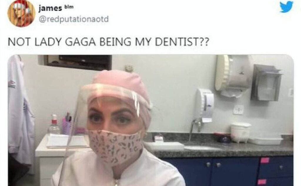 Foto/ Dentistja bëhet VIP në rrjet pasi ka një ngjashmëri shumë të madhe me Lady Gaga-n Dentistja