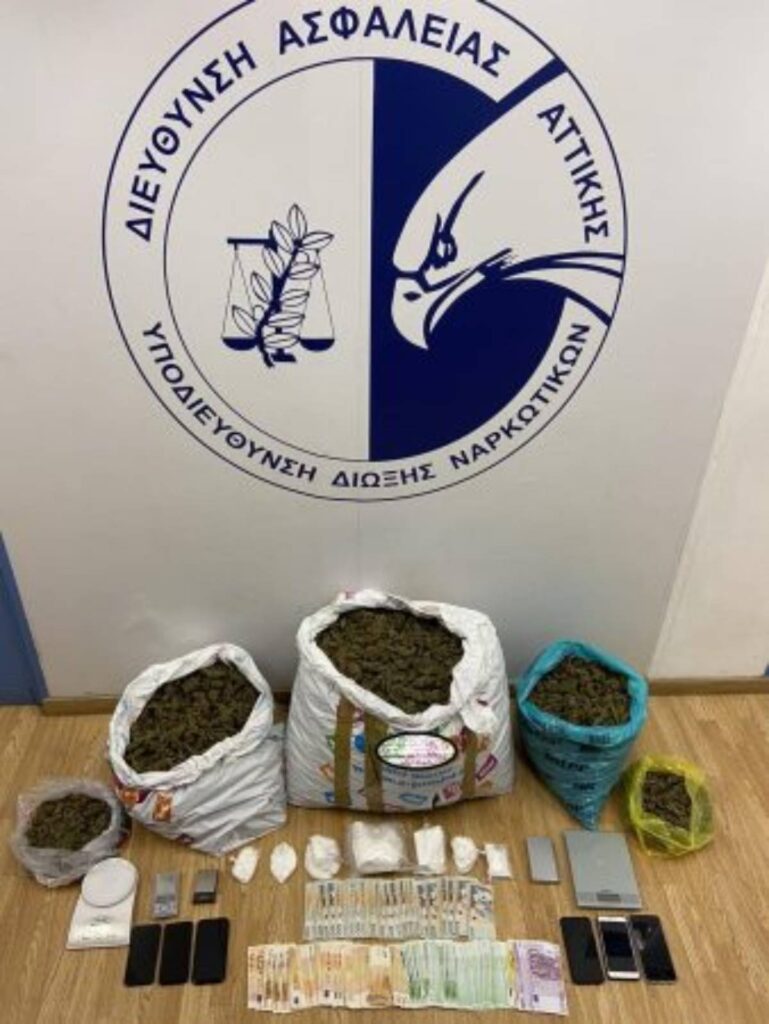Arrestohen tre trafikantët shqiptarë në Athinë, iu sekuestruan kokainë, marijuanë, euro dhe lekë shqiptare Droge 1