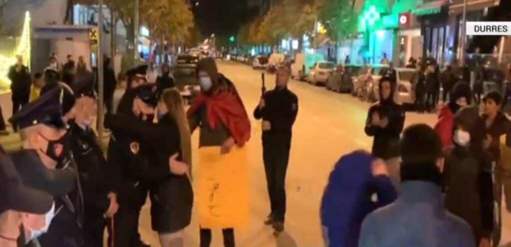Pamje emocionuese nga Durrësi. Protestuesit përqafohen dhe shtrëngojnë duart me efektivët në Durrës Durres