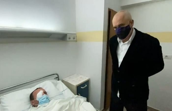 Rama viziton efektivin e plagosur në sy: Shpresa ime të shkoj për kurim në Turqi, mjekët këtu bënë maksimumin Edi Rama 2