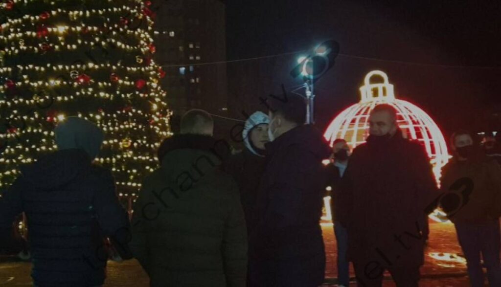 Elbasan/ Kryetari i Bashkisë del në rrugë dhe flet me protestuesit: Mos i shkatërroni koshat e mbeturinave dhe sinjalistikën rrugore Elbasan
