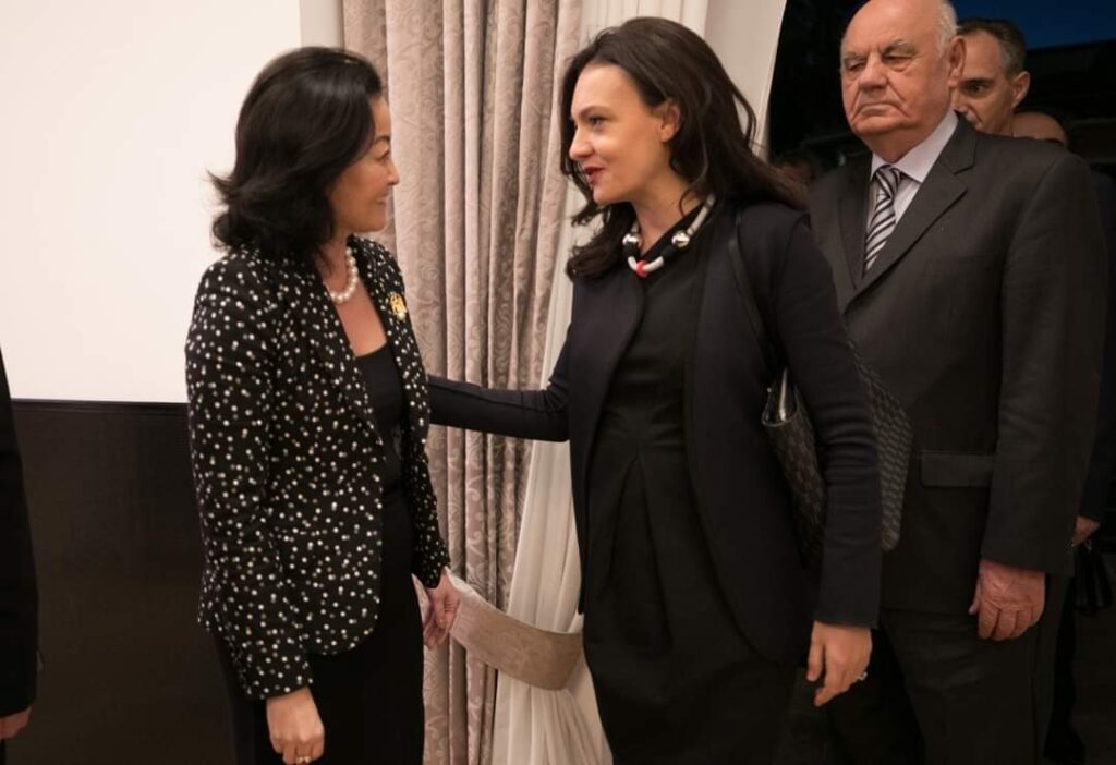 Ndryshimet në qeveri/ Ambasadorja Yuri Kim i nis mesazh live në emision Spiropalit FB IMG 1609319002661