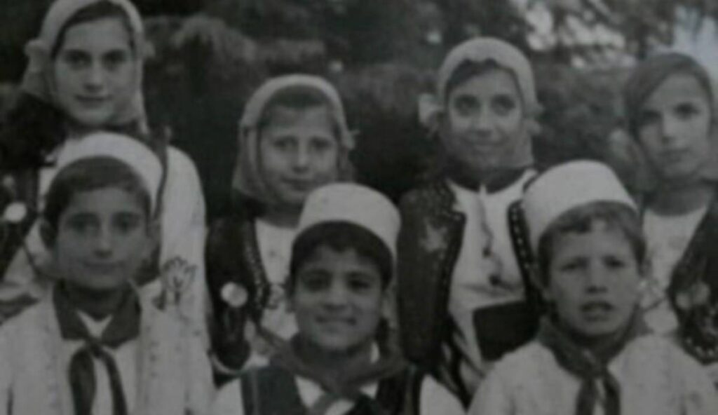 Miqësi që nga vegjëlia, në këtë foto janë Irma Libohova dhe Dashnor Diko, i dalloni dot cilët janë? Irma
