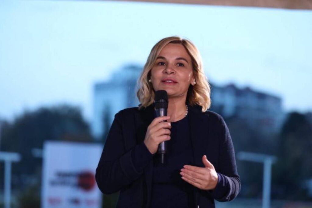 Kryemadhi në Elbasan/ Ndan shqetësimin e një qytetari: Enveri mezi pret 25 prillin, prej vitesh banorët e zonës vuajnë mungesën e rrugës Monika Kryemadhi