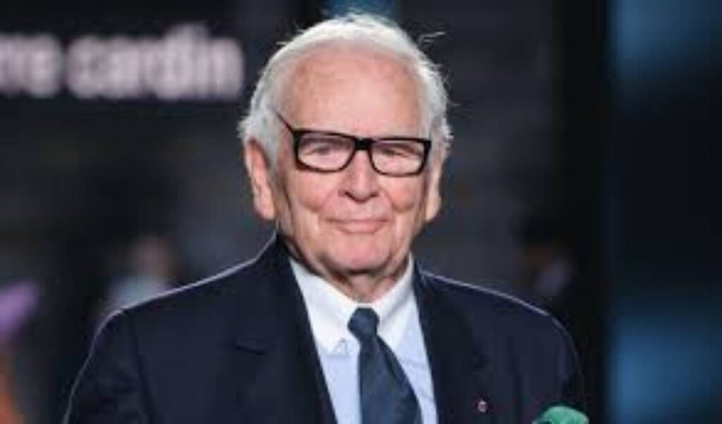 Stilisti i famshëm Pierre Cardin varroset me arkivolin që e dizajnoi vetë Pierre Cardin 1
