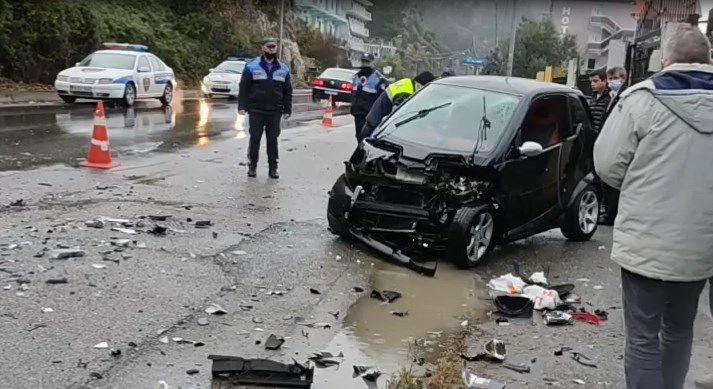 Aksident në Lezhë-Shëngjin, përplasen dy automjete, shoferi dhe pasagjeri… Screenshot 5 1