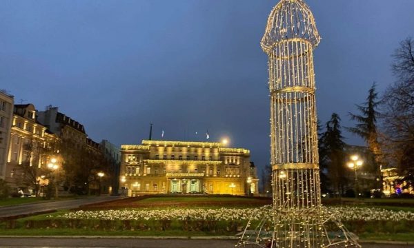 Serbia vendos zbukurimet për festat e fundvitit, ndër to edhe një penis para Kuvendit Serbi 600x360 1