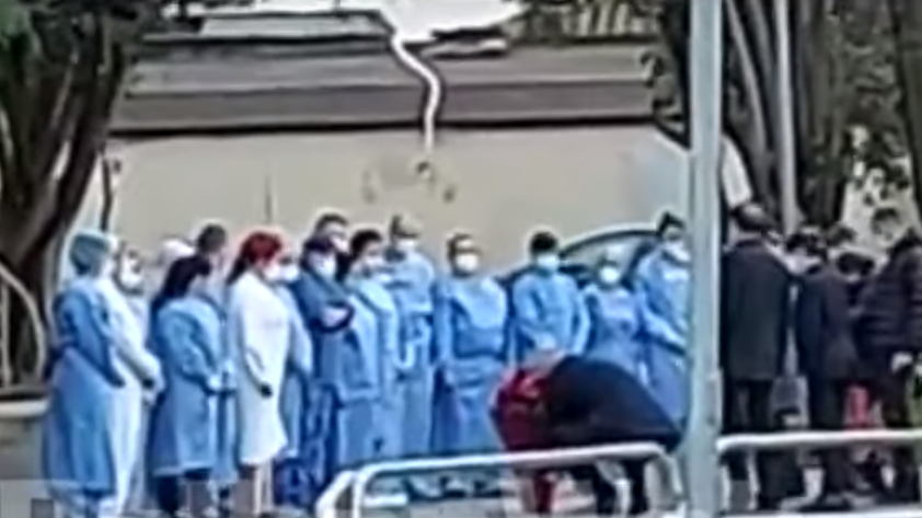 Rama vizitë tek Infektivi për Krishtlindje, me buqetë lulesh përulet para personelit shëndetësor Untitled 4