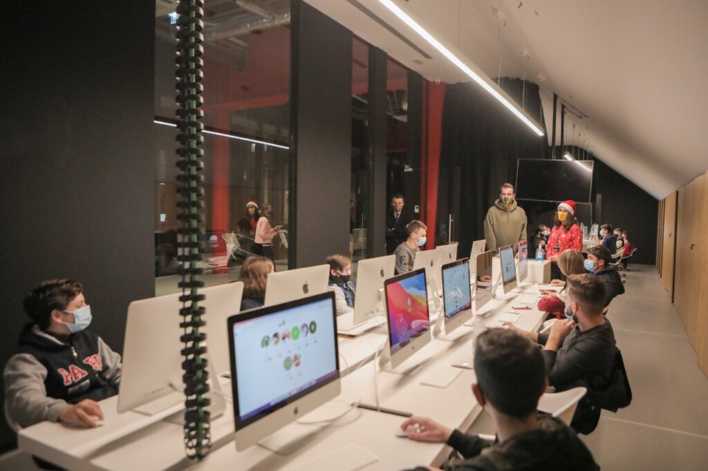 Të apasionuar pas teknologjisë dhe artit, bursa për fëmijët e familjeve në nevojë Veliaj projekti 1