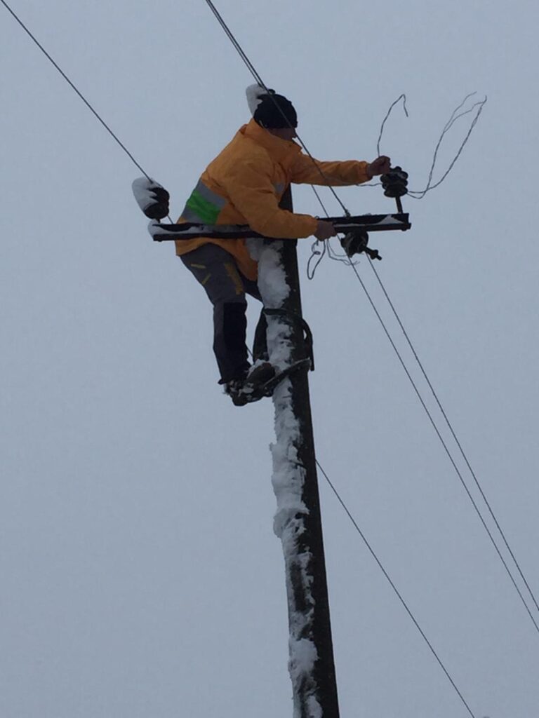 Moti i keq/ OSHEE bën njoftimin e rëndësishëm: Defekte në këto zona të vendit. Më të prekurat janë... (Fotot) 1 WhatsApp Image 2020 12 27 at 15.55.56 3
