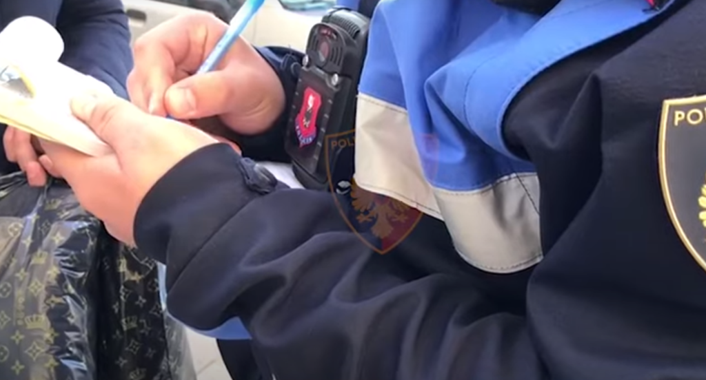 Pa maska në rrugë/ Policia gjobit 364 qytetarë në 24 orë! Ndëshkohen 12 qytetarë që lëviznin pas orës 22:00 adasd