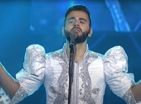 Këngëtari shqiptar reagon pasi u shfaq me fustan në Festivalin e 59-të: Më kërcënuan me vdekje auto Screenshot 31608707596 485x360 1