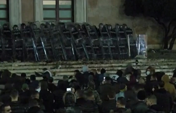 Ministria e Shëndetësisë: 8 policë dhe 2 protestues të lënduar. Njeri prej policeve, rrezikon humbjen e syrit b42cf64de2dff2b9606c7d1f98e0dfd2 L