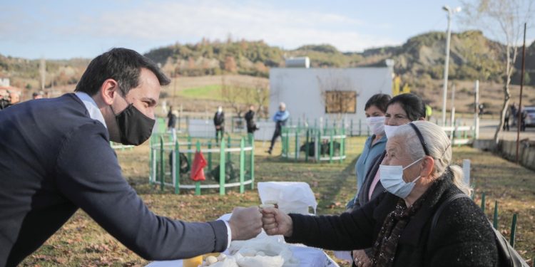 Hapet tregu i shpendëve në Baldushk, Veliaj: Ndihmoni ekonominë e zonës duke e blerë gjelin e detit këtu b6fea0cb e45d 47ef 9ccf c2e6e66fecd3 750x375 1