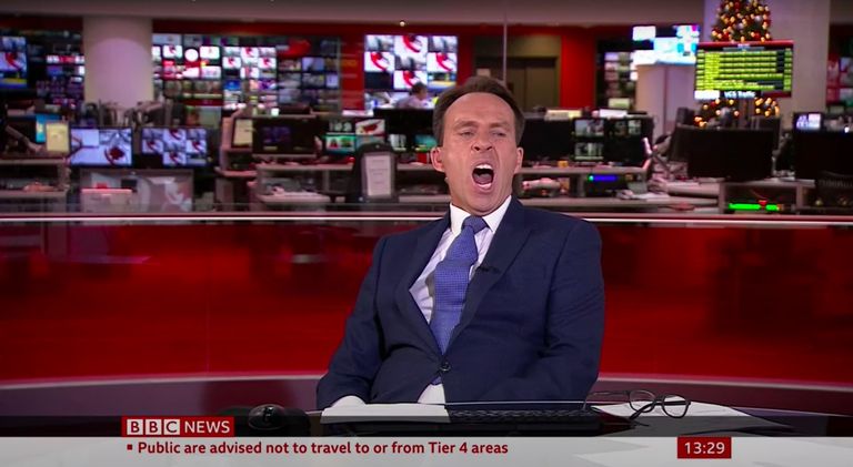 Gazetari i BBC lë nam, nuk e dinte që ishte në transmetim live dhe… ben brown bbc news yawn 1608489277