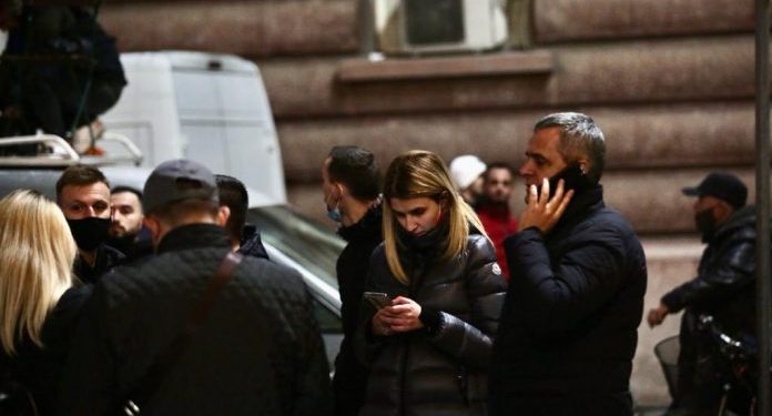 FOTO-LAJM / Ish-deputetja e LSI del në protestë me xhup 2 milionë lekë cefd7a4c 288c 49a8 a4b4 6386d43ff7ca 696x490 1 696x375 1