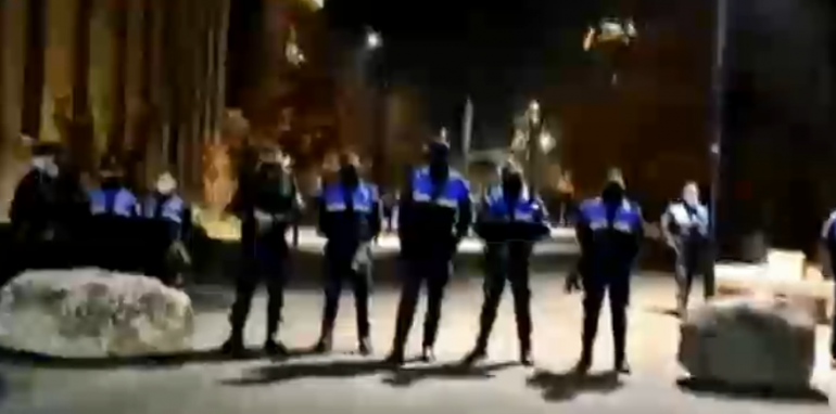 Policia ‘blindon’ selinë e PS, efektivët qëndrojnë gardh disa metra larg godinës fhddd 770x382 1