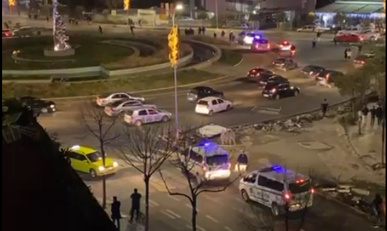 Policia ndjek dhe shpërndan protestuesit deri tek “Zogu i Zi” hdfhdddda
