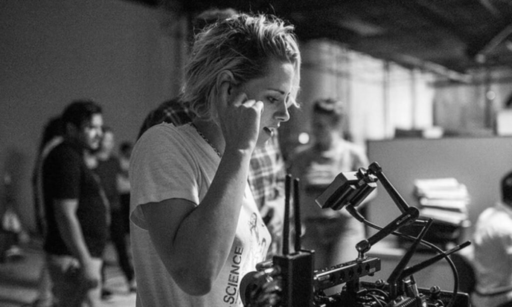 E sëmurë në shesh-xhirim, Kristen Stewart infekton të gjithë kolegët me COVID-19 kristen stewart 2