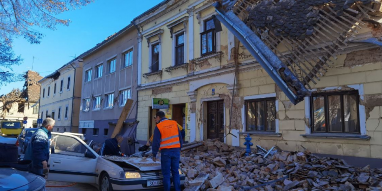Humb jetën një fëmijë nga tërmeti i fuqishëm në Kroaci. Persona të lënduar dhe ndërtesa të shkatërruara kroaci 750x375 1