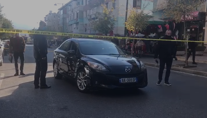 Nga grushtet tek përplasja me armë zjarri, del video e ngjarjes që tronditi Elbasanin. Ja kush nxorri i pari pistoletën mazda