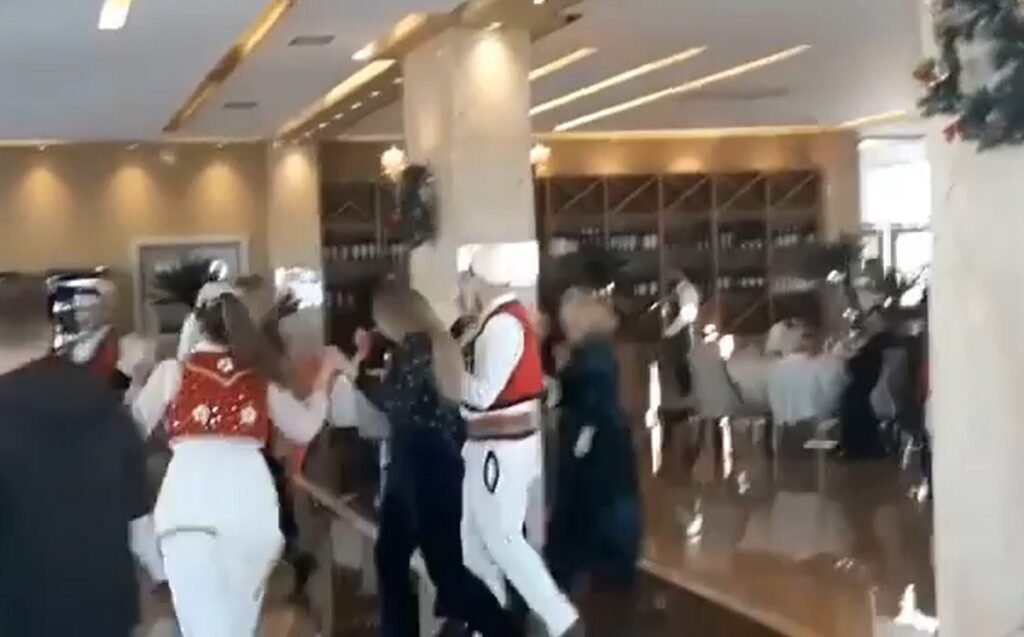 Ornela Muti kërcen valle shqiptare (VIDEO) ornela