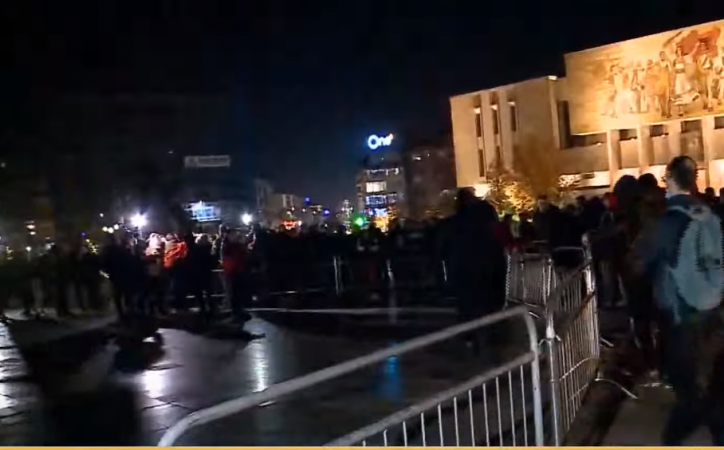Policia shpërndan turmën tek sheshi, disa protestues tentuan t’i afrohen pemës së Vitit të Ri pema