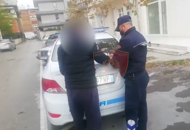 Shkelën masat antiCovid/ Policia ndëshkon 1378 qytetarë brenda 24 orëve, 6 prej tyre gjobë në vlerën… policia gjoba 657x450 1