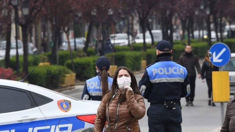 Refuzojnë maskat në publik/ Policia e Shtetit gjobit 393 qytetarë me 3 000 lekë, ja sa shtetas thyen orën policore policia gjobat2 770x434 1