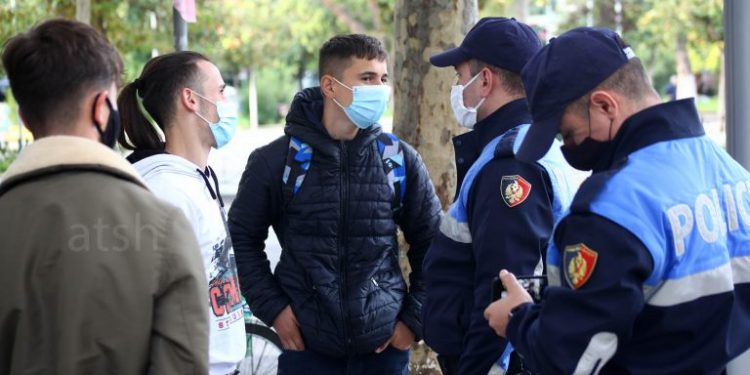 Policia gjobit 415 qyetarëve që lëviznin pa maska policia gjobe maska